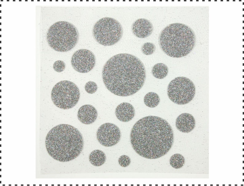 Op de afbeelding: Een vel met zilveren glitter stickers in verschillende maten, perfect om een ​​toets van glitter toe te voegen aan knutselwerk, kaarten en andere projecten.
