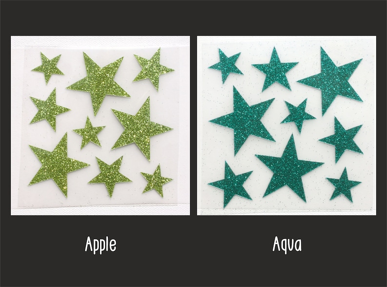 Op de afbeelding: Twee vellen wit papier met groene en turquoise glittersterren. Het vel links heeft het woord "Apple" eronder gedrukt. Het vel rechts heeft het woord "Aqua" eronder gedruckt.