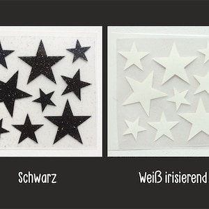 Op de afbeelding: Twee vellen met zwarte en witte glitterster stickers. Het linker vel heeft zwarte glittersterren op een witte achtergrond. Het rechter vel heeft witte glittersterren op een witte achtergrond. De tekst "Schwarz" staat onder het linker vel en "Wei&szlig; irisierend" staat onder het rechter vel.