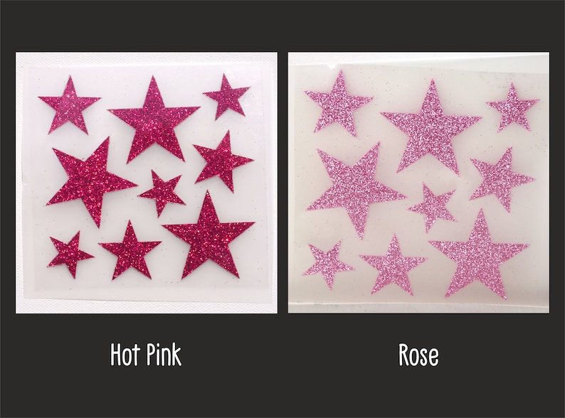 Op de afbeelding: Twee vellen met zelfklevende glittersterren. Het vel links heeft felroze sterren. Het vel rechts heeft roze sterren. Beide vellen hebben sterren in verschillende maten.