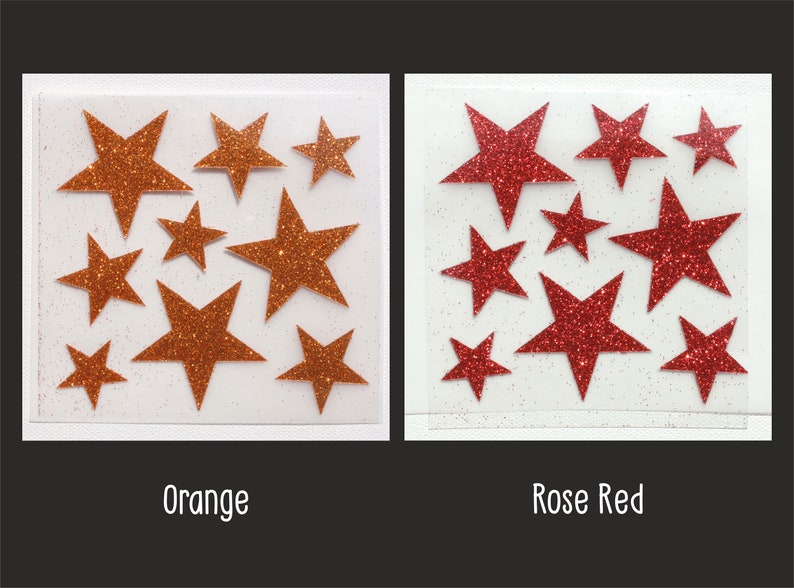 Op de afbeelding: Twee vellen met zelfklevende glittersterren, &eacute;&eacute;n vel is oranje en het andere is rozerood.