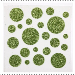 Op de afbeelding: Een vel met groene glitter stickers in verschillende maten en vormen. De stickers zijn op een witte achtergrond.