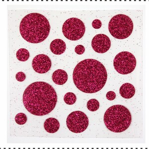 Op de afbeelding: Een vel met roze glitter stickers in verschillende maten. De stickers zijn rond en zijn in een willekeurig patroon gerangschikt.