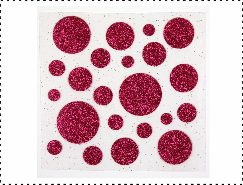 Op de afbeelding: Een vel met roze glitter stickers in verschillende maten. De stickers zijn rond en zijn in een willekeurig patroon gerangschikt.