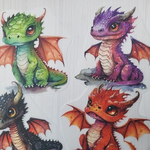 Könnte beinhalten: Vier Cartoon-Drachenillustrationen mit großen Augen und Flügeln. Die Drachen sind grün, lila, rot und schwarz.