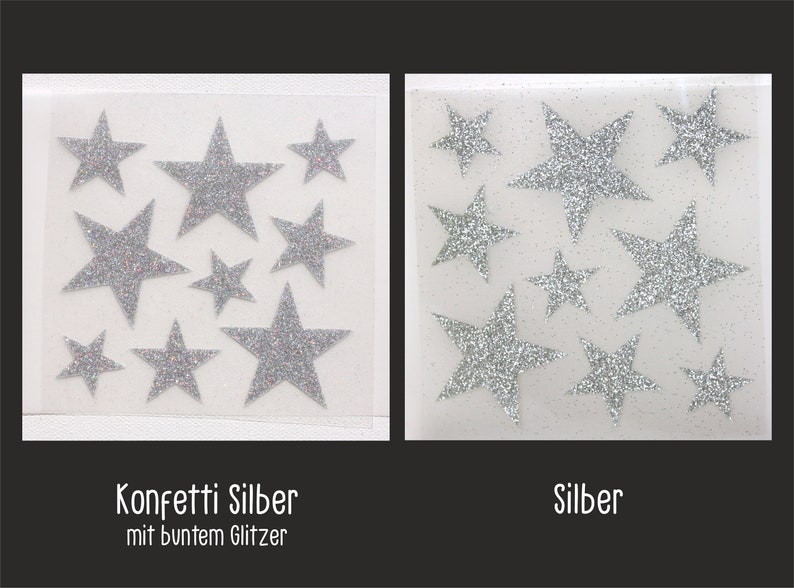 Op de afbeelding: Twee vellen met zilveren glitterster stickers. Het linker vel heeft sterren met iriserende glitter. Het rechter vel heeft sterren met effen zilveren glitter. De tekst "Konfetti Silber mit buntem Glitzer" staat onder het linker vel en de tekst "Silber" staat onder het rechter vel.
