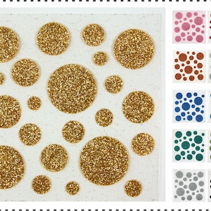 Könnte beinhalten: Eine Blatt mit goldenen Glitzer-Klebepunkten in verschiedenen Größen. Die Punkte befinden sich auf einem weißen Hintergrund. Es gibt 10 verschiedene Farben von Punkten auf dem Bild, darunter rosa, rot, braun, grau, blau, grün, silber und schwarz.