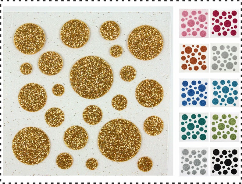 Op de afbeelding: Een vel met gouden glitterlijm stippen in verschillende maten. De stippen bevinden zich op een witte achtergrond. Er zijn 10 verschillende kleuren stippen op de afbeelding, waaronder roze, rood, bruin, grijs, blauw, groen, zilver en zwart.