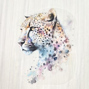 Könnte beinhalten: Aquarell-Illustration eines Gepardenkopfes im Profil, mit einer Mischung aus Farben wie Orange, Schwarz, Lila und Blau. Das Fell des Geparden ist mit schwarzen Flecken versehen, und das Kunstwerk hat einen weichen, künstlerischen Stil.
