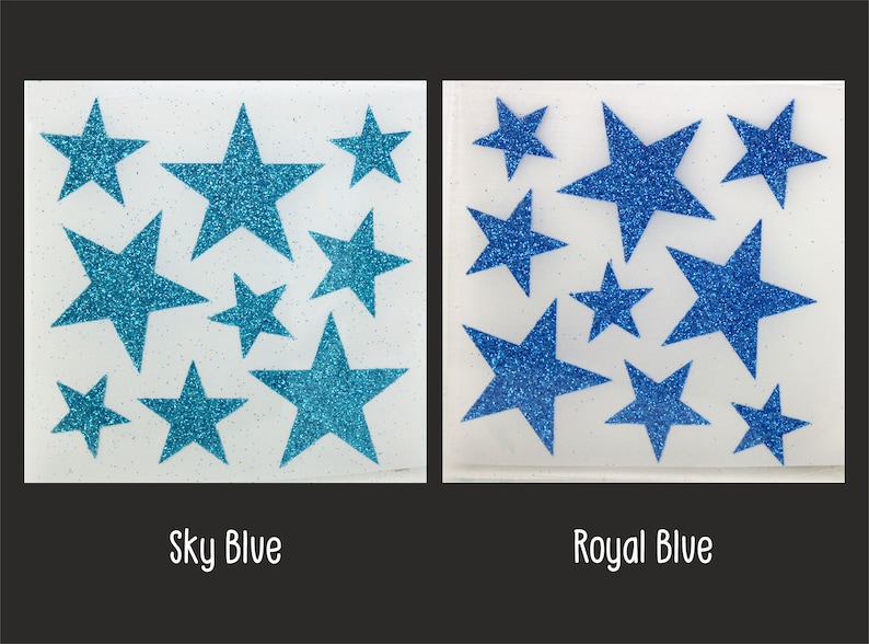 Op de afbeelding: Twee vellen wit papier met glittersterren. Het vel links heeft lichtblauwe sterren en het vel rechts heeft koninklijkblauwe sterren. De tekst "Sky Blue" staat onder het linker vel en de tekst "Royal Blue" staat onder het rechter vel.