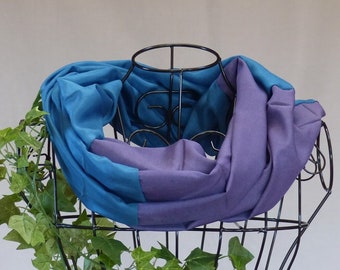 BEGEGNUNG - Loopschal aus Seide in Blau und Violett, ökologisch nachhaltig mit Pflanzen gefärbt
