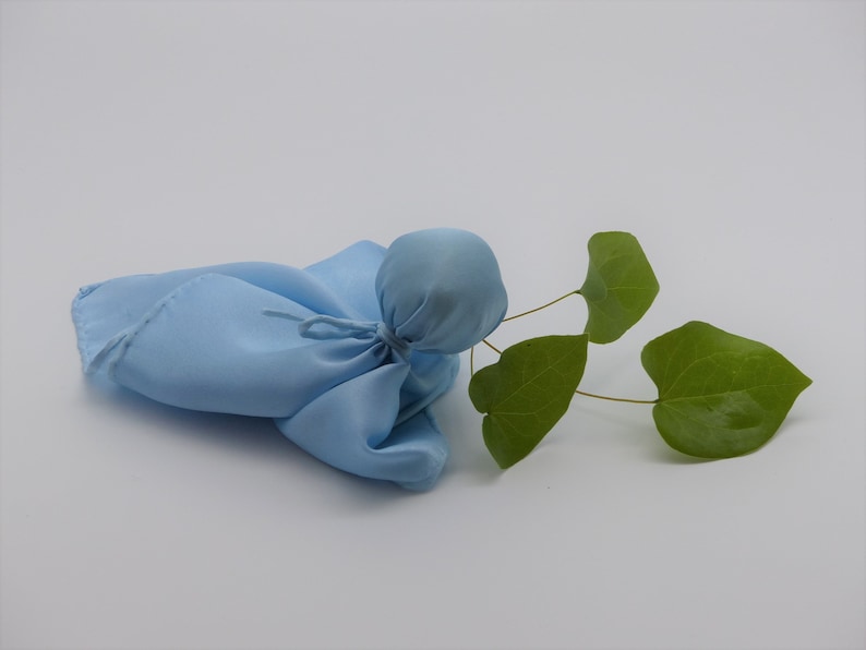 BLAUTRÄUMCHEN und ROSALIND pflanzengefärbt Baby Seidentuch, Püppchen in Blau und Rosa, Babyschmusetuch, nachhaltig ökologisch Bild 4