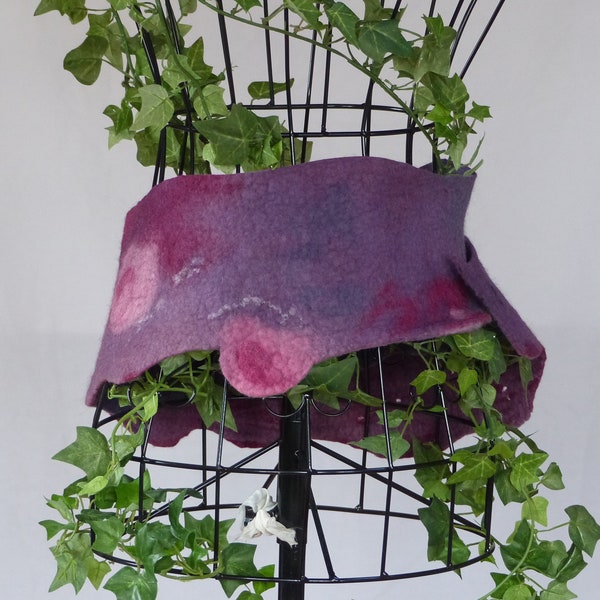 BLOSSOM - cacheur/hip adulador fieltro a mano, en violeta violeta, teñido de plantas, sosteniblemente ecológico