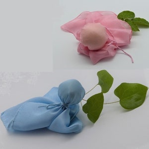 BLAUTRÄUMCHEN und ROSALIND pflanzengefärbt Baby Seidentuch, Püppchen in Blau und Rosa, Babyschmusetuch, nachhaltig ökologisch Bild 1