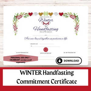 Könnte beinhalten: Ein druckbares Zertifikat für eine Winter-Handfasting-Zeremonie. Das Zertifikat hat ein festliches Design mit roten und goldenen Herzen und einem grünen Kranz. Der Text lautet "Zertifikat der Winter-Handfasting. Dies ist zu bescheinigen... Sind nun als Partner im Leben verbunden."