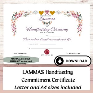 Op de afbeelding: Een printbaar certificaat voor een Lammas Handfasting-ceremonie. Het certificaat heeft een bloemige rand en een gouden Keltisch knoopontwerp. De tekst luidt "Certificaat van Lammas Handfasting-ceremonie Dit is om te certificeren... Zijn nu als partners in het leven verbonden... Datum van de ceremonie... Getuige... Officiant... Getuige... Alleen voor persoonlijk gebruik - Celebrant-versie beschikbaar afzonderlijk. Downloaden."