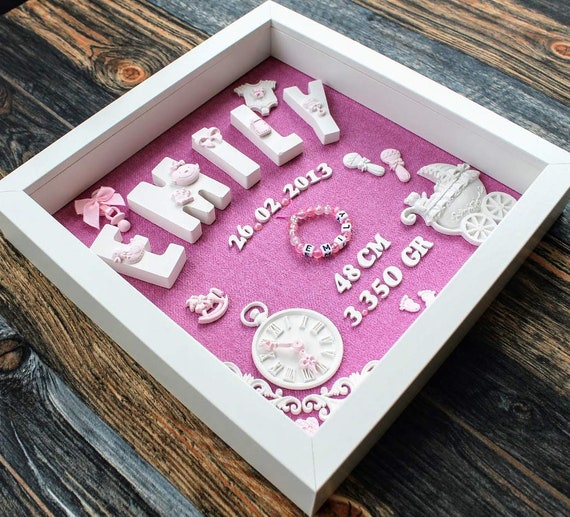 Bestickte Windel im Rahmen Geschenk zur Taufe oder Geburt Geburtsdatenbild hellblau oder rosa rosa
