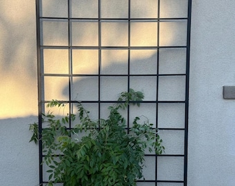 This outdoor garden trellis is made of metal, stands 2.7 meters tall, and is entirely constructed from aluminum.