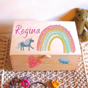 gr. 2tlg. 7 Fächer-Schatzkiste Baby mit Name, Kinderschmuck Geschenk Box, Geburt, Taufe, &quot;Regina&quot; Einhorn Regenbogen, Mädchen 3. Geburtstag