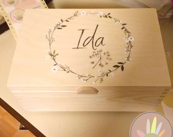 2tlg. gr. Schmuckschatulle Holz-Namensbox, Geschenk Box handbedruckt, zarter Blumenkranz handgemalte weiße Blüten, Konfirmation, Kommunion