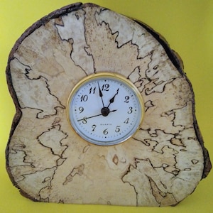 Reloj de madera a la deriva. Elección de 3 caras de reloj diferentes.