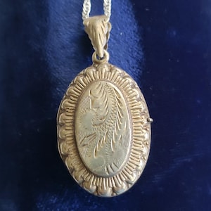Locket Ruffled Design sterling silver on a 22-inch silver chain
