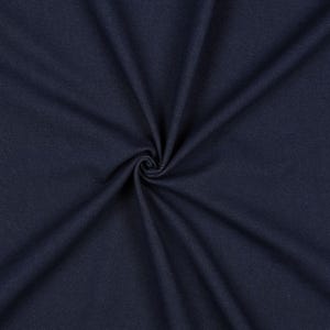 Könnte beinhalten: Nahaufnahme eines marineblauen Stoffes, der sich in der Mitte eng zusammenrollt. Der Stoff hat eine subtile Textur und ist gleichmäßig beleuchtet, wodurch die tiefe Farbe und die Art und Weise, wie sich das Material drapiert, zur Geltung kommen.