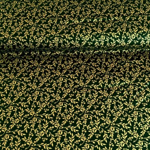 Könnte beinhalten: Dunkelgrüner Stoff mit einem sich wiederholenden Muster aus goldfarbenen Blättern und kleinen floralen Akzenten. Der Stoff hat einen leichten Glanz, der ein luxuriöses Aussehen erzeugt. Das Design ist dicht und detailliert, geeignet für verschiedene Bastelprojekte.
