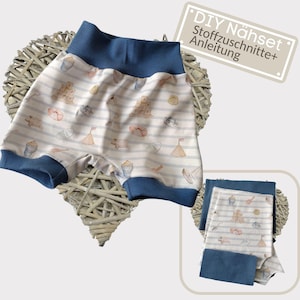 Può includere: Pantaloncini a righe bianche e blu con un motivo a tema spiaggia, con castelli di sabbia e secchi. La cintura e i polsini sono blu scuro. L'immagine include anche un campione di tessuto e il testo "DIY Näset Stoffzuschnitte+ Anleitung."