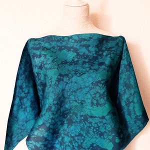 Wildseidenponcho „Türkis und Marine Batik“