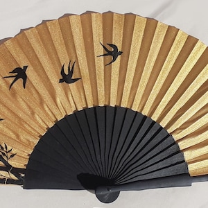Ein wunderschöner Seidenfächer, komplett von Hand entworfen und bemalt „Japan Gold“