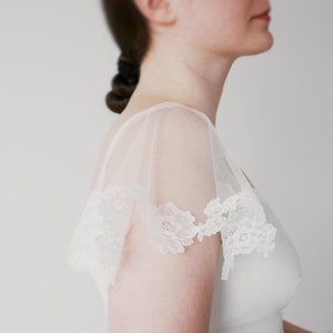 Свадебное платье из кружева с отстегивающимися рукавами, Рукава-крылышки, Свадебная накидка METTE