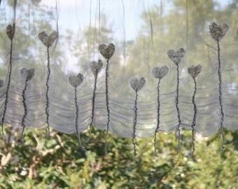 Le voilage en soie délicate avec des cœurs en laine fine peut également être feutré pour créer une décoration de fenêtre unique selon vos souhaits