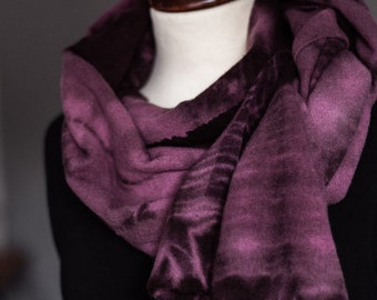 Schal Frieda aus feinem kuscheligem Wollstoff mit toller Färbung in violett handgefertigtes EINZELSTÜCK