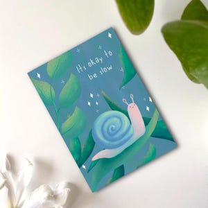Schnecke Nacht Postkarte it’s okay to be slow Lustige Postkarte A6 Karte bunt langsam Achtsamkeit