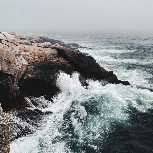 Impression de vagues déferlantes dans un océan orageux, Nouvelle-Écosse