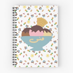 Puede incluir: Una libreta de espiral con fondo blanco y una ilustración colorida de un sundae con tres bolas de helado, salsa de chocolate, un cono de waffle y una estrella en el lateral. El fondo es un patrón repetitivo de piñas, cerezas y soles.