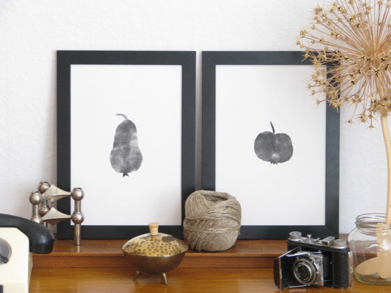 Druck Original Originaldruck Apfel Birne Stillleben Früchte skandinavisch schwarz weiß Print Stempeldruck Natur Geschenk Einzug Wohnzimmer Bild 1