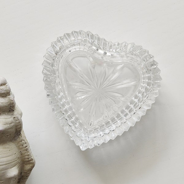 Vintage Herz Dose/ Deckeldose Kristall - antike herzförmige Schale - alte Glasschale Herzform - geschliffene Herzschale - Schmuckschatulle