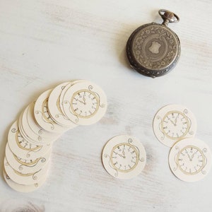 Runde Stanzteile/ Streuteile / Streudeko/ Tags / kleine Papieranhänger mit Motiv nostalgische Uhr - Vintage Scrapbooking - beige / weiß