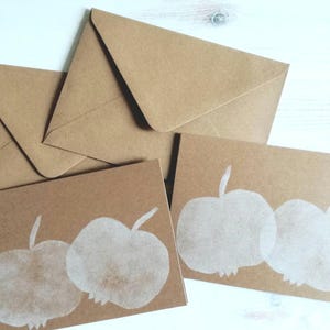 Glückwunschkarten Apfel handbedruckt/ Grußkarten Set Briefumschlägen braunes Kraftpapier/ Geburtstagskarte Stillleben Äpfel/ Gartenmotiv