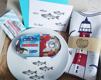 Geschenkset Ostsee/ maritimer Hering Teller für Fischbüchse/ Geschenk Box Meeresliebe/ Freundin Schwester Mama Oma Freund Bruder Papa Opa