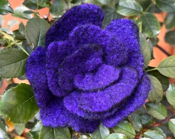 Felt rose black/purple