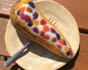 Gâteau aux fruits en feutre! Pour la table de poupée ou à l’épicerie