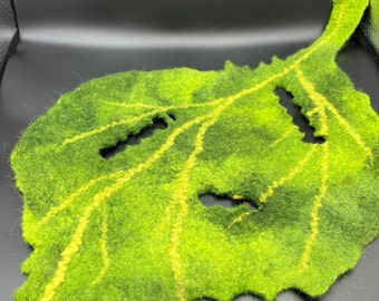 ¡Daños de oruga! ¡Era la Oruga Hambrienta! Una hoja de fieltro.