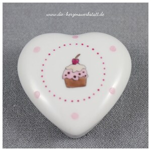 Kleine Herzdose Cupcake/Muffin, handbemalt Bild 2