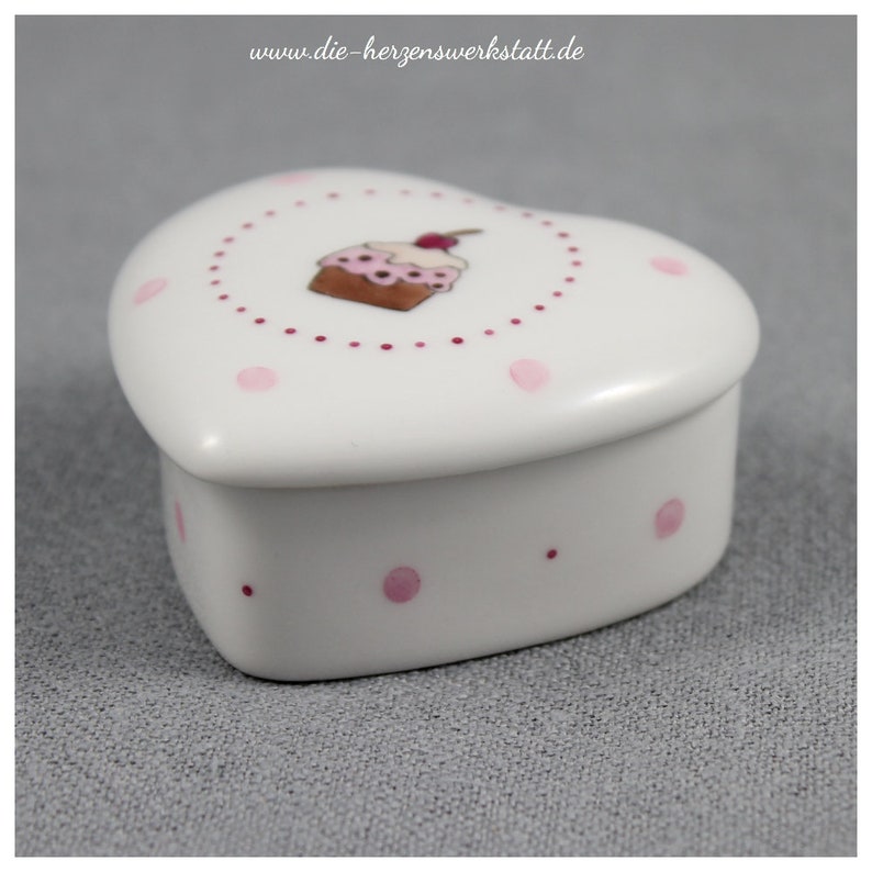 Kleine Herzdose Cupcake/Muffin, handbemalt Bild 5