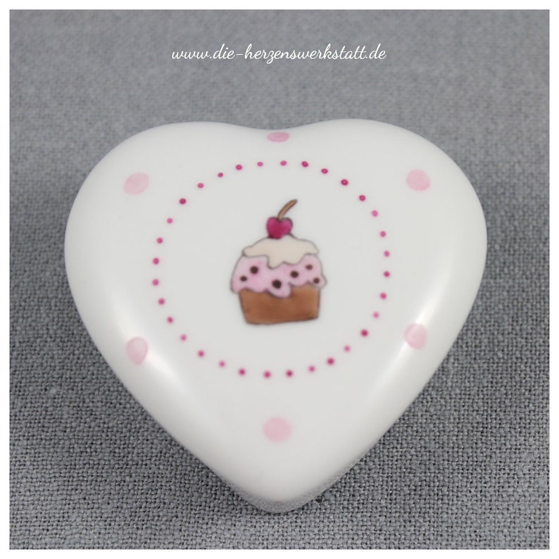 Kleine Herzdose Cupcake/Muffin, handbemalt Bild 2