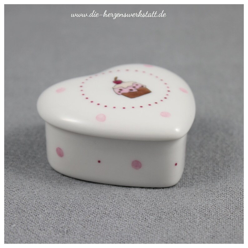 Kleine Herzdose Cupcake/Muffin, handbemalt Bild 4