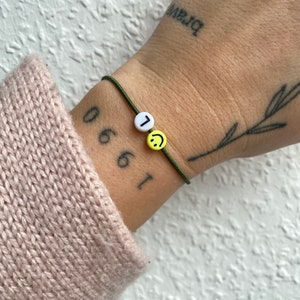 Buchstabe happyface  armband mit personalisierten Initialen  elastisch und verstellbar